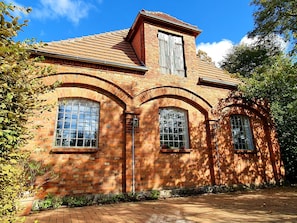 A brick building with arched windows and a central chimney. - Single room-#9 LütunLüt NEU im EG-Standard-Ensuite with Bath (Groß Dratow)