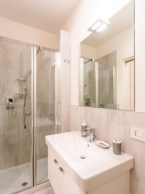 Douche, sèche-cheveux, bidet, serviettes fournies