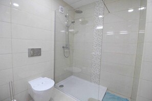Shower, hair dryer, towels, shampoo