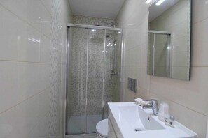 Shower, hair dryer, towels, shampoo - 2 Bedroom Duplex Apartment with Swimming pool at São Rafael Beach - Albufeira (Albufeira)