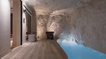 Piscina interna, piscina externa, guarda-sóis, espreguiçadeiras