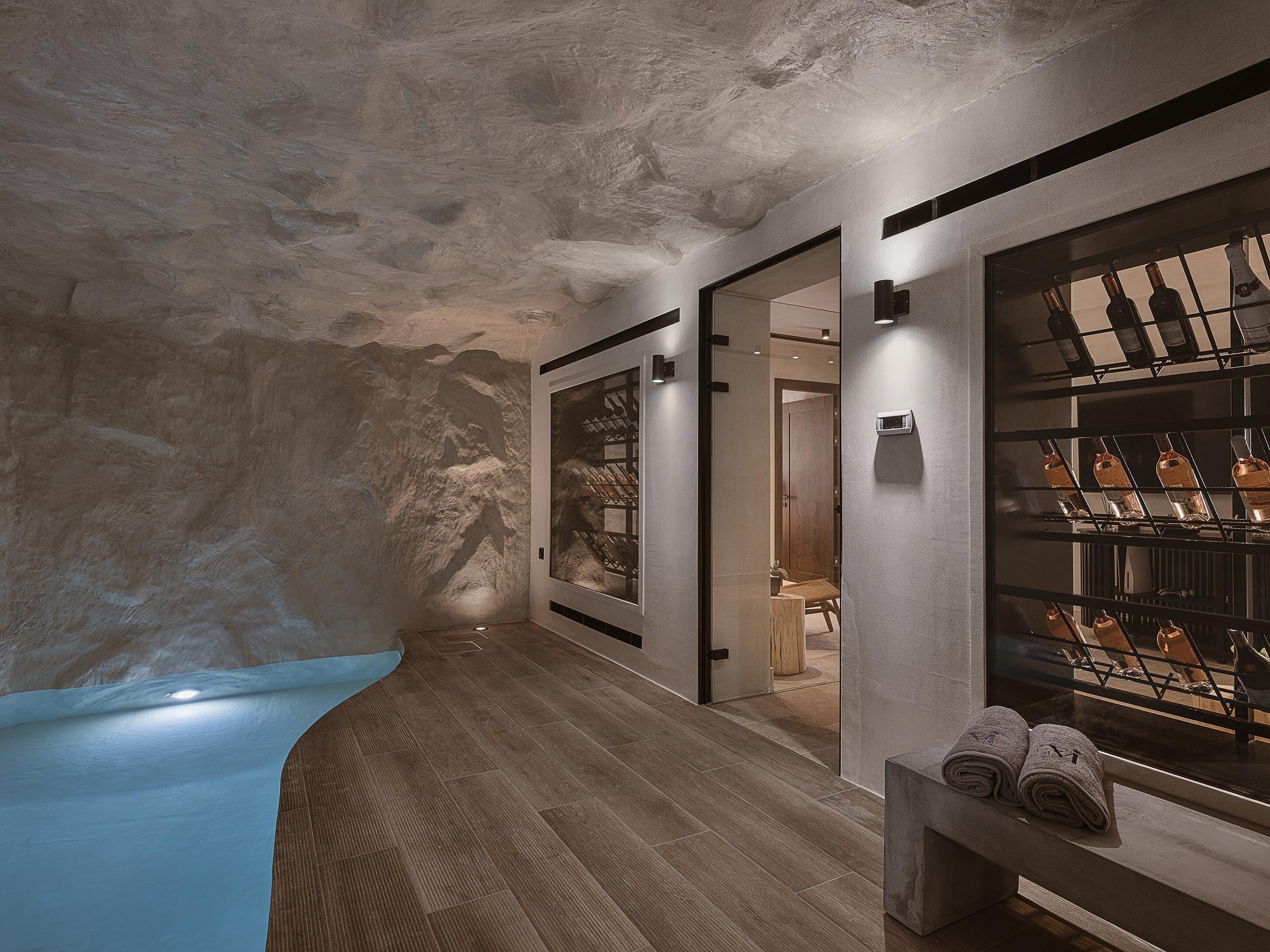 Una piscina cubierta, una piscina al aire libre, sombrillas, tumbonas