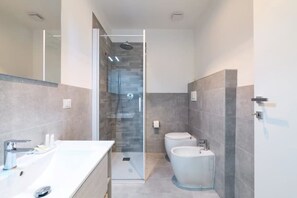 Doccia, asciugacapelli, bidet, asciugamani