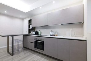 Frigorifero, forno, piano cottura, lavastoviglie