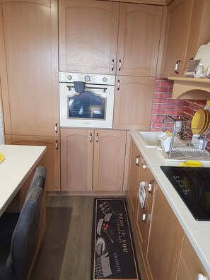 Fridge, oven, stovetop, toaster