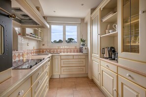 ثلاجة، ميكروويف، فرن، غسالة أطباق