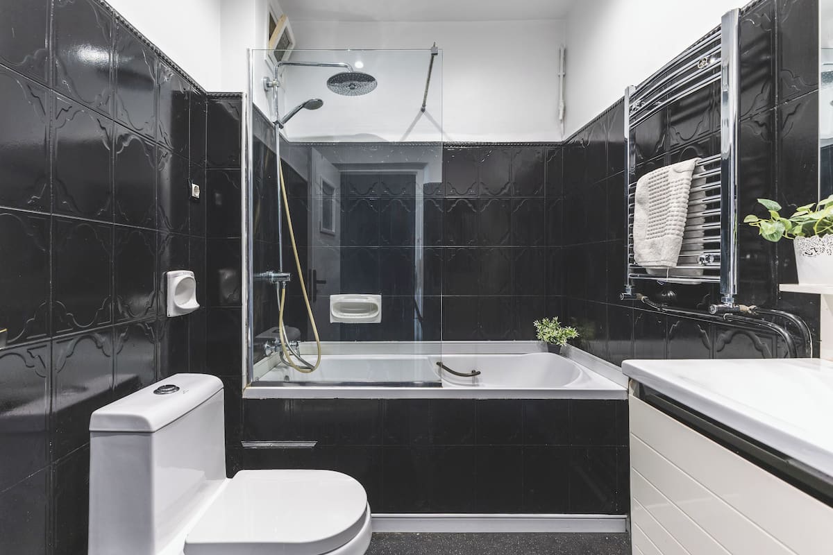 Apartment | Badezimmer | Kostenlose Toilettenartikel, Haartrockner, Handtücher, Seife