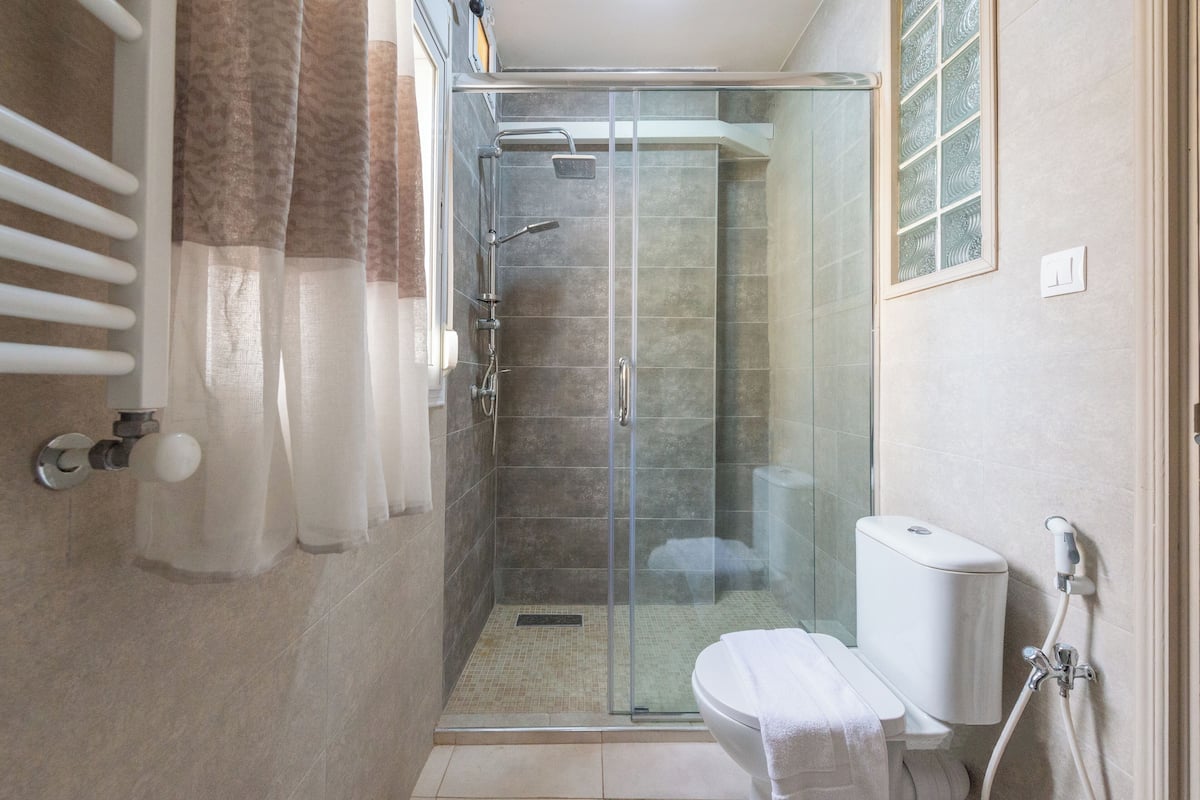 Apartment | Badezimmer | Kostenlose Toilettenartikel, Haartrockner, Handtücher, Seife