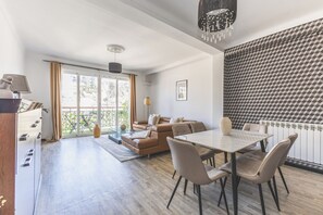 Apartemen | Area keluarga | Televisi 37-inci dengan saluran TV kabel, Netflix, dan layanan streaming