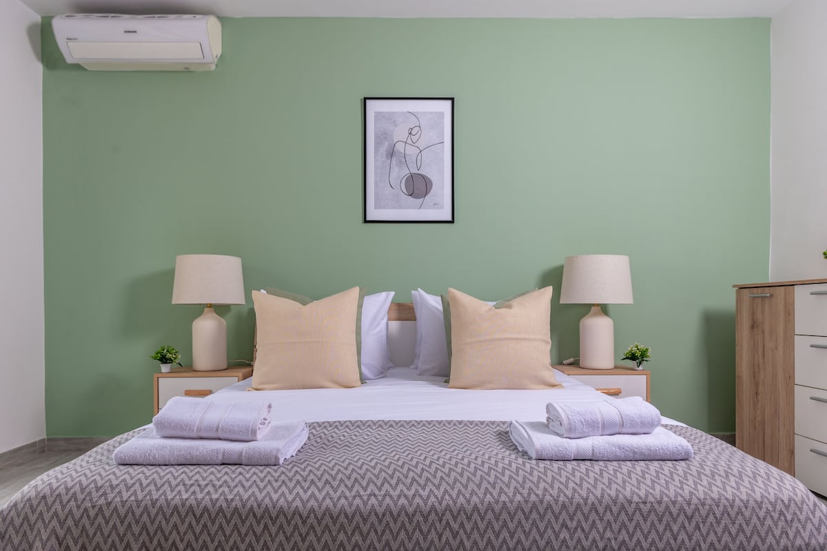 2 Schlafzimmer, Allergikerbettwaren, individuell eingerichtet