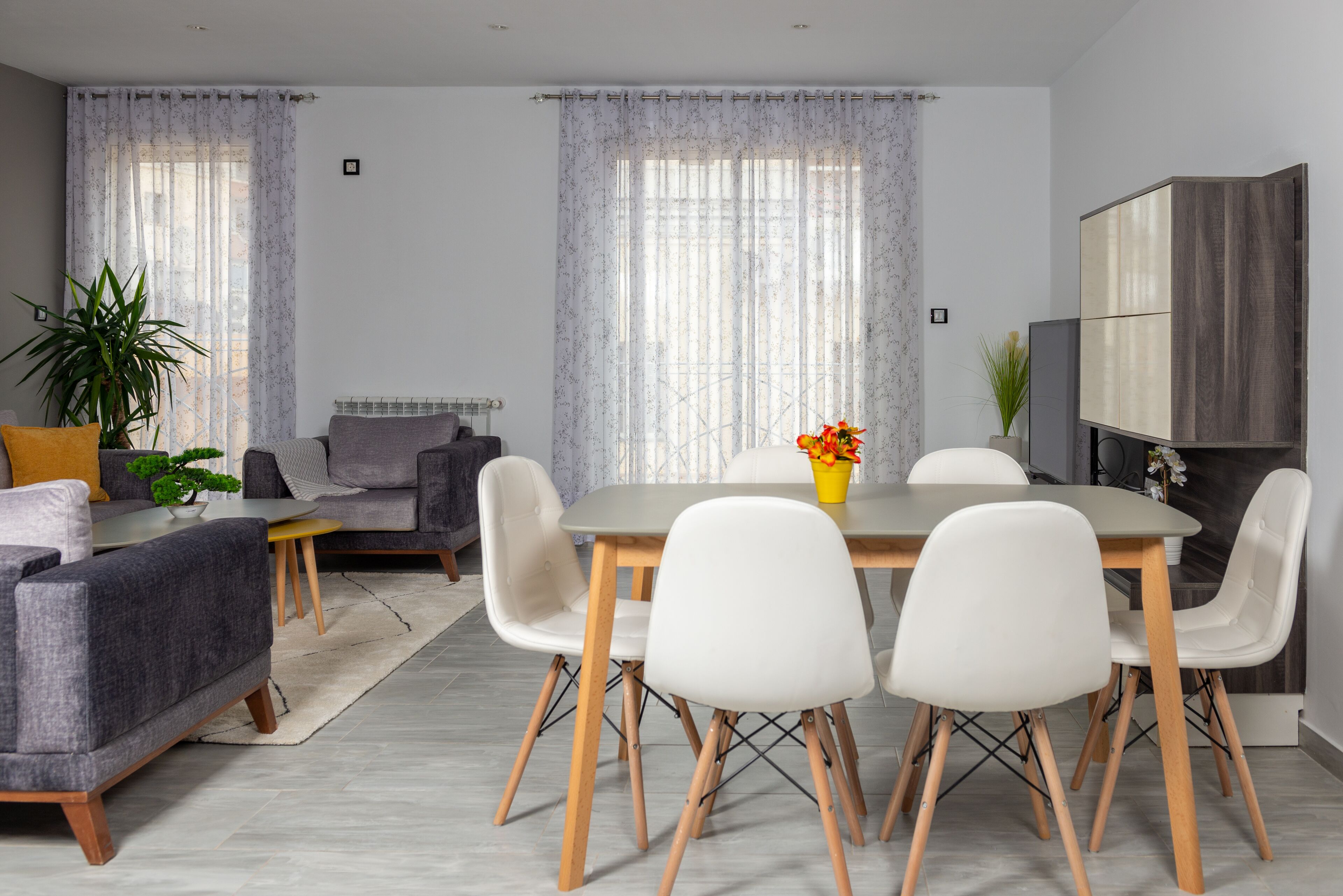 Televisi 37-inci dengan saluran TV kabel, Netflix, dan layanan streaming