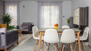 Televisi 37-inci dengan saluran TV kabel, Netflix, dan layanan streaming