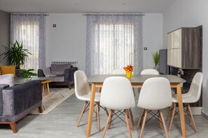 37-inch TV with cable channels, Netflix, streaming services - Appartement Luxueux à Hydra (Algiers)