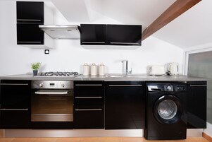 Refrigerador, microondas, horno, placa de cocina
