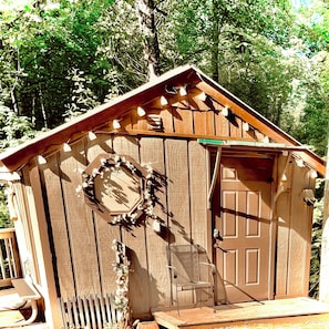 Exterior detail - Cutest little cabin in Oak Valley,Pets welcome! 420 Friendly Property (Gatlinburg)