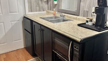 Refrigerador, microondas, horno y cafetera y tetera