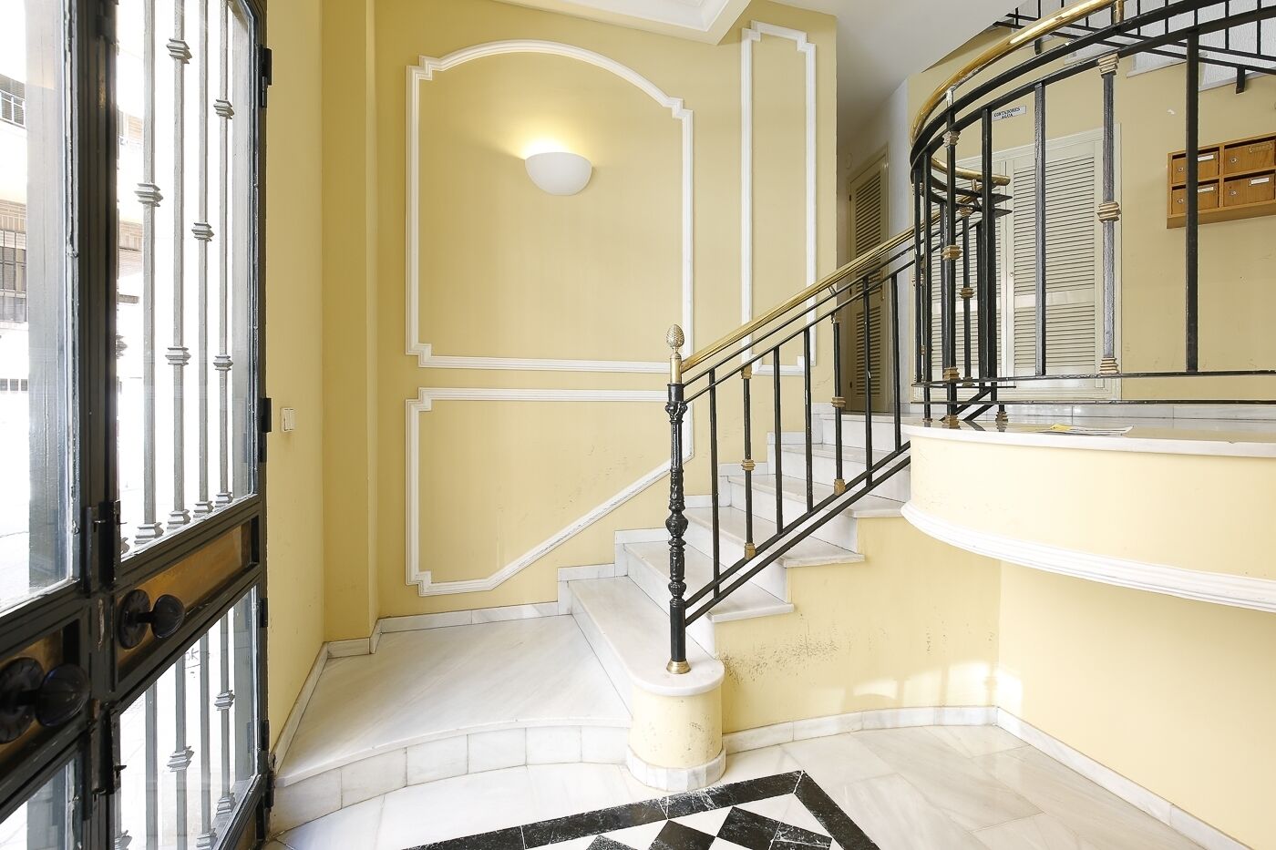 المنشأة من الداخل