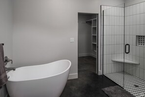 Kombinert dusj/badekar, hårføner og håndklær