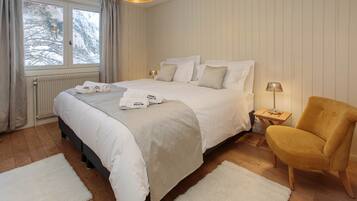 5 bedrooms, iron/ironing board, free WiFi