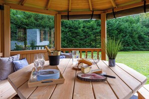 Freestanding pavilion has transparent foldable doors - Chalet le Tricouni, nordic bath, Chamonix All Year (Chamonix)