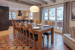 Dining table seats up to 12 - Chalet le Tricouni, nordic bath, Chamonix All Year (Chamonix)