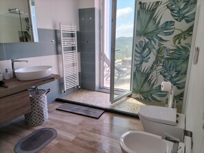 Hair dryer, bidet, towels, soap - Sciara Eolie luxury apartment with Jacuzzi (Lipari)