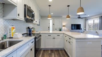 Fridge, microwave, stovetop, dishwasher