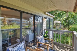 Property grounds - 92 Forest Gardens: Newly Remodeled Villa, Walk to Beach, Pool, Free Bikes (Hilton Head Island)