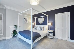 3 habitaciones, tabla de planchar con plancha y cuna de viaje