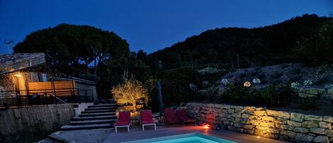 Een buitenzwembad en een verwarmd zwembad