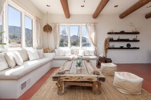 TV, peis og kontorer