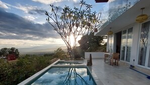 A modern outdoor pool with a clear view of the sky and surrounding landscape. - Suite with pool and mountain view / Suite with pool and mountain view (San Andrés Huayápam)