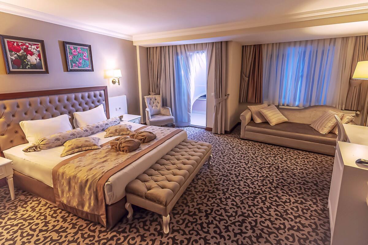 Free minibar items, desk, free WiFi, bed sheets