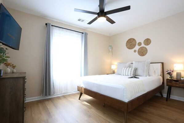 2 bedrooms, desk, iron/ironing board, WiFi - The Renew at Cricket | Near I75 • Pool & Gym (Gainesville)