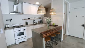 Frigorifero, microonde, forno, piano cottura