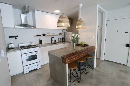 ConCrete Suite 🪨🌿 5 Min Walk to Shands/UF