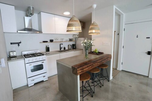 The Concrete Suite | Walk to Shands & UF • Pool