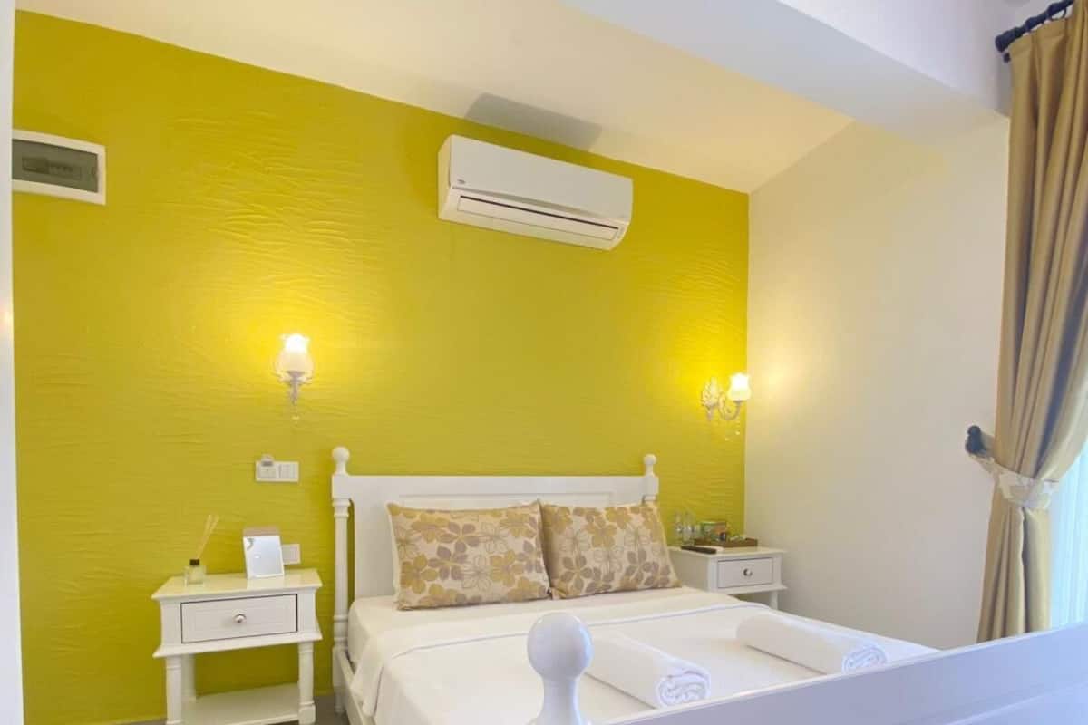 Room | Premium bedding, desk, bed sheets