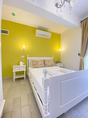 Zimmer | Hochwertige Bettwaren, Schreibtisch, Bettwäsche