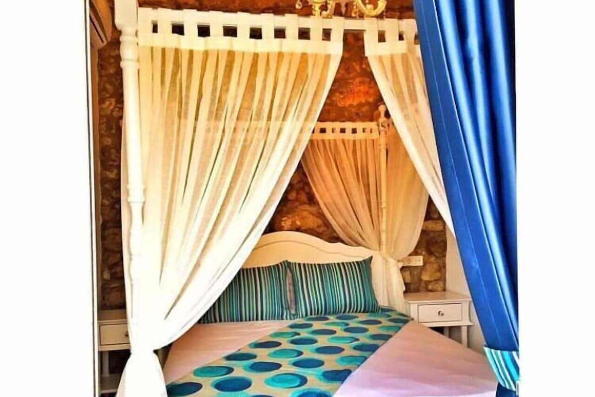 Deluxe Double Room | Premium bedding, desk, bed sheets