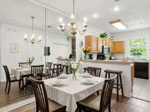 Dining - The Landing at Oaks | Full Kitchen • Near I75 (Gainesville)