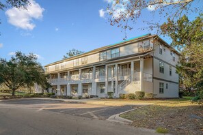 Exterior - The Landing at Oaks | Full Kitchen • Near I75 (Gainesville)