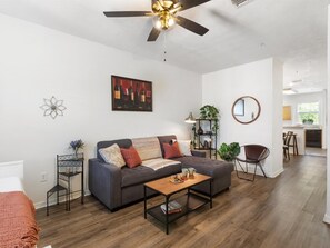 TV, offices - The Landing at Oaks | Full Kitchen • Near I75 (Gainesville)