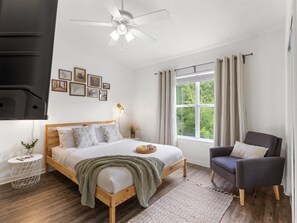 2 bedrooms, iron/ironing board, WiFi, bed sheets - The Landing at Oaks | Full Kitchen • Near I75 (Gainesville)