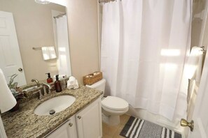 Badewanne, Haartrockner, Handtücher, Shampoo