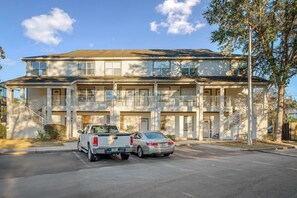 Exterior - The Kindred at Oaks | Full Kitchen • Near I75 (Gainesville)