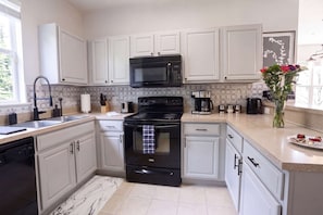 Fridge, microwave, oven, stovetop - The Industrial at Oaks | Full Kitchen • Near I75 (Gainesville)