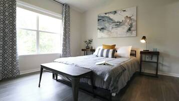 2 slaapkamers, een strijkplank/strijkijzer, wifi, beddengoed