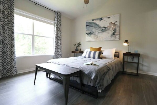 2 bedrooms, iron/ironing board, WiFi, bed sheets - The Industrial at Oaks | Full Kitchen • Near I75 (Gainesville)
