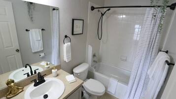 Baignoire, sèche-cheveux, serviettes fournies, shampoing